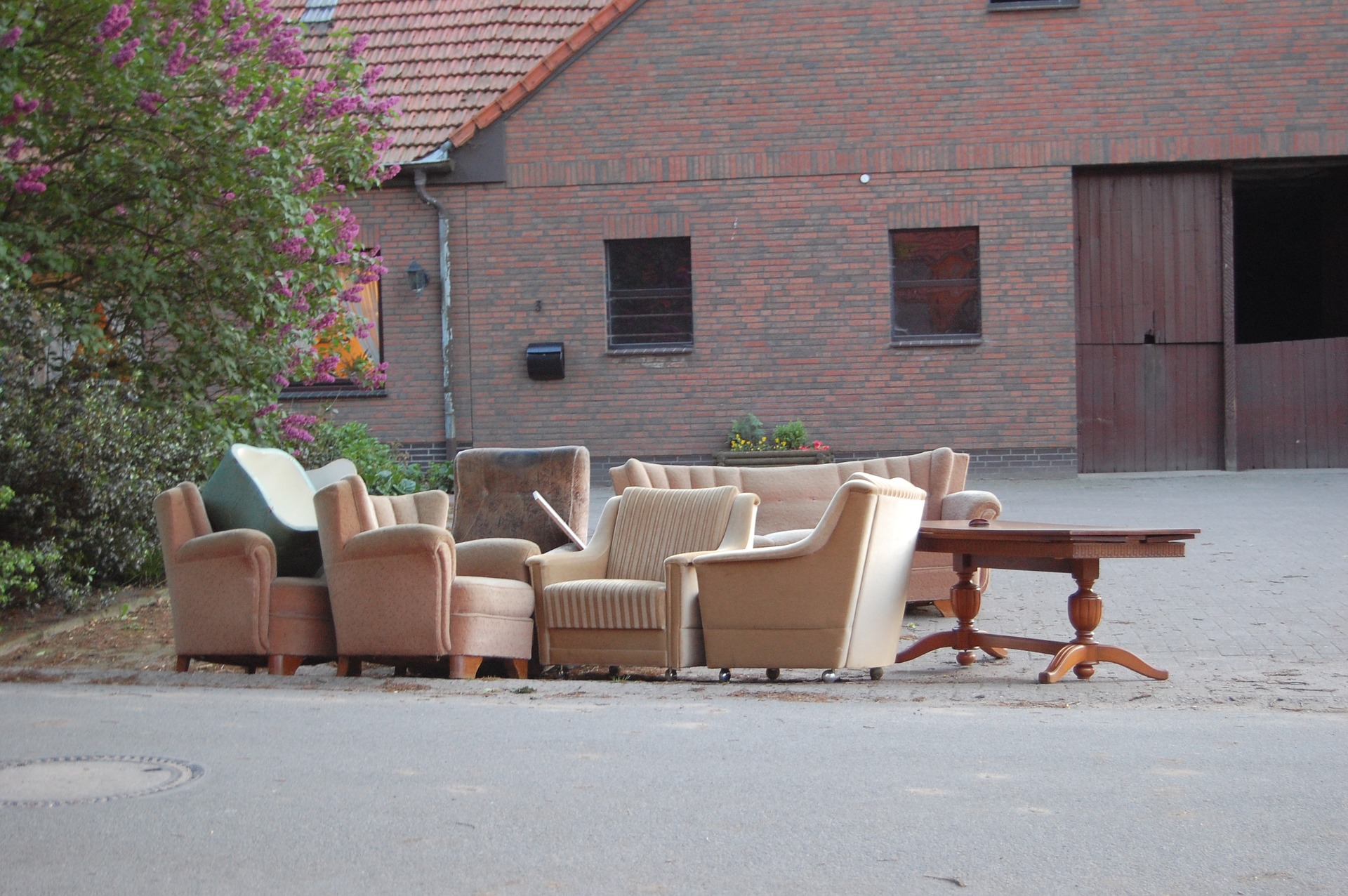 déchets encombrants dans une rue