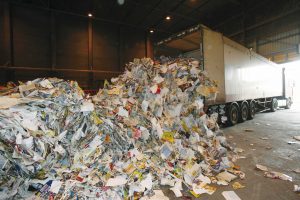 camion déchargeant des déchets papiers