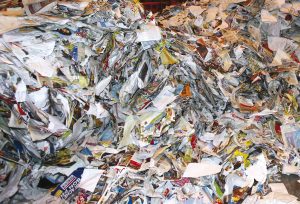 tas de papiers à recycler