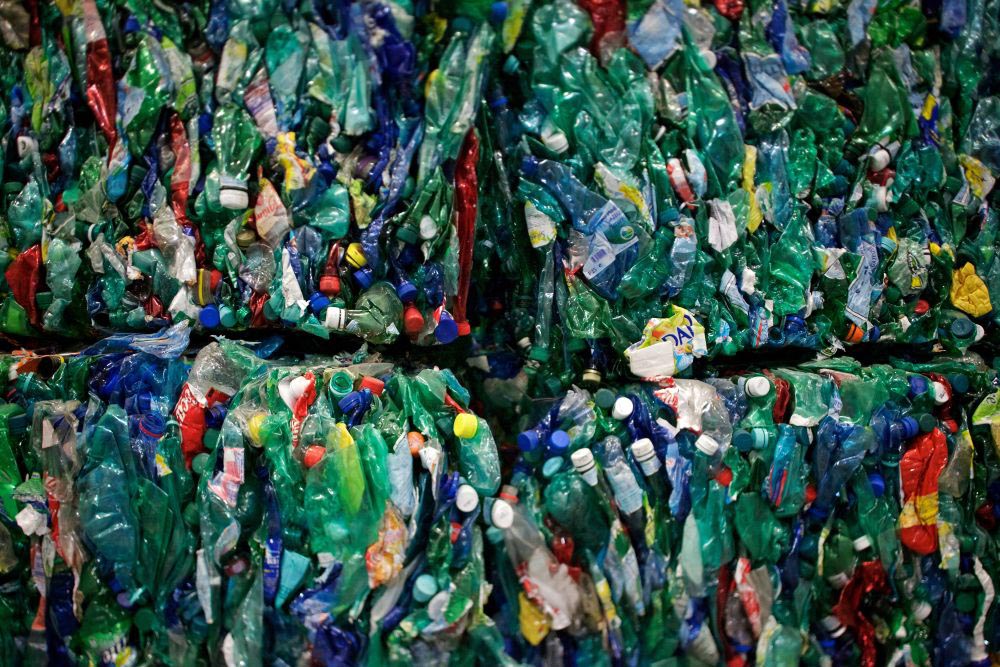 bouteilles plastiques rassemblées et compressées