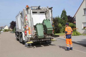 camion qui ramasse des poubelles vertes